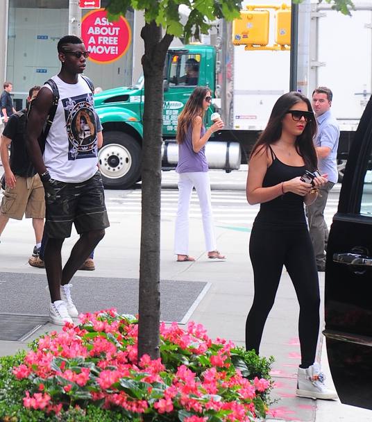 Paul Pogba e la sua fidanzata sorpresi per la strada a New York (Olycom)